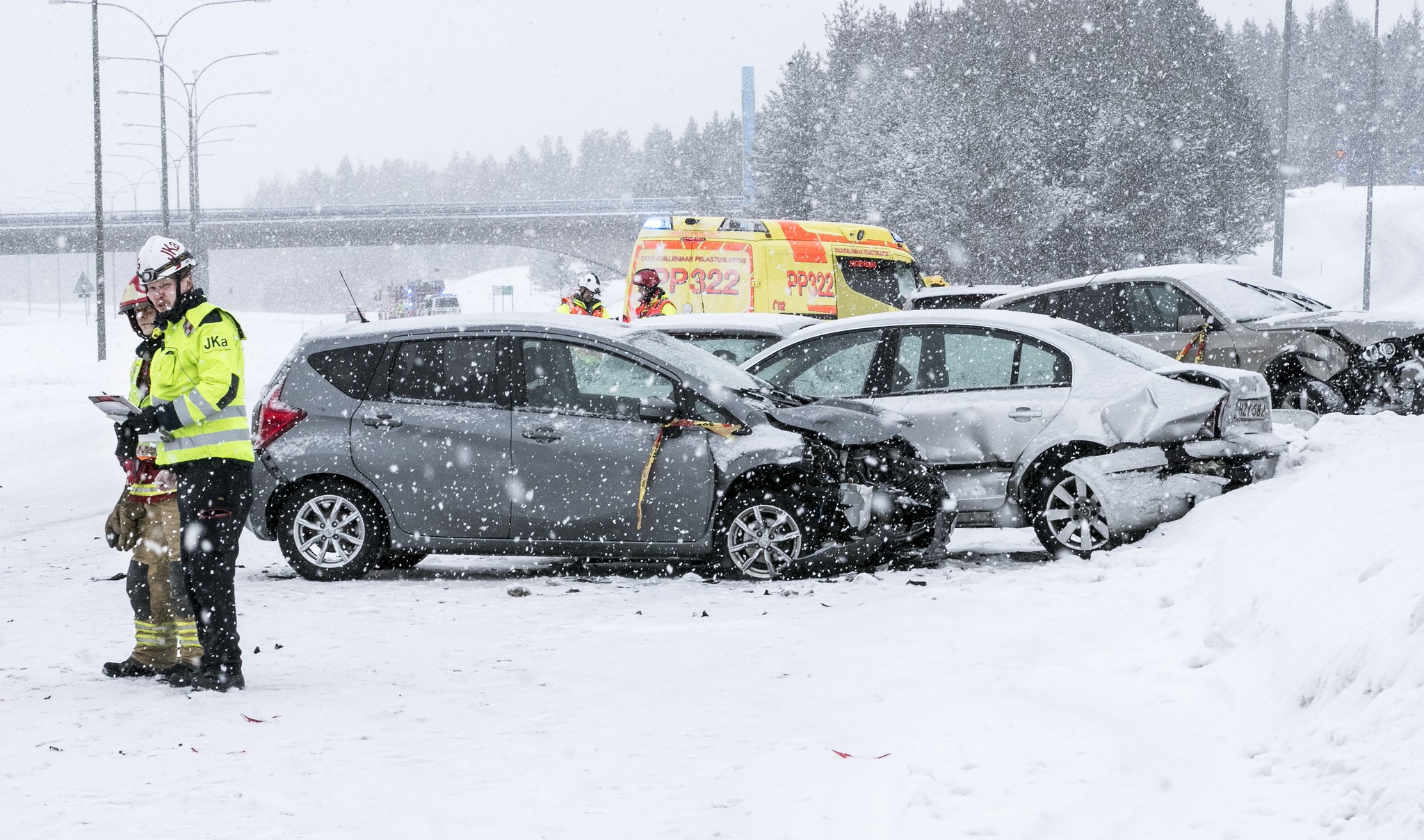 Pohjantie oli täynnä kolariautoja maanantaiaamuna Ouluntullin lähellä.