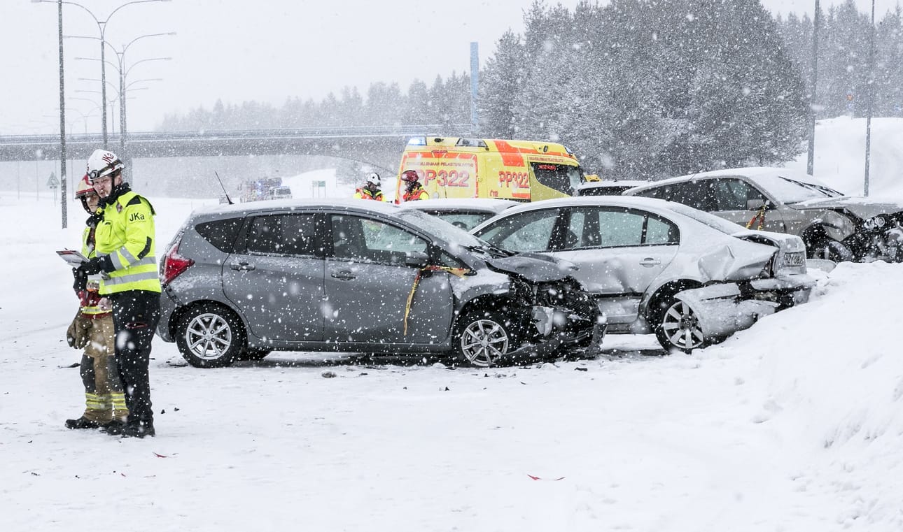 Pohjantie oli täynnä kolariautoja maanantaiaamuna Ouluntullin lähellä.