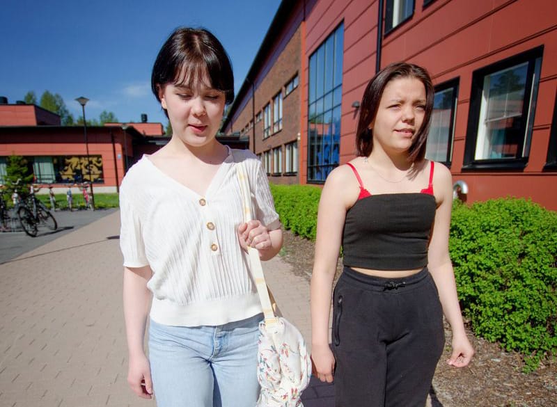 Katrina Immonen ja Julia Kelloniemi seuraavat yhteiskunnallista keskustelua, vaikka äänestämään heillä ei ikä vielä näissä vaaleissa riitä.