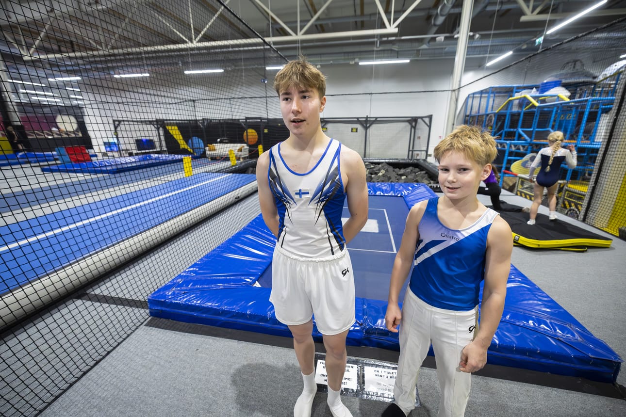 Aleksi Tuuri, 18 ja Iivari Alatalo, 10, ovat treenanneet paljon viikonlopun trampoliinivoimistelukisoja varten. Riittävän toistomäärän myötä kilpailusarjaan saa tarvittavaa varmuutta.