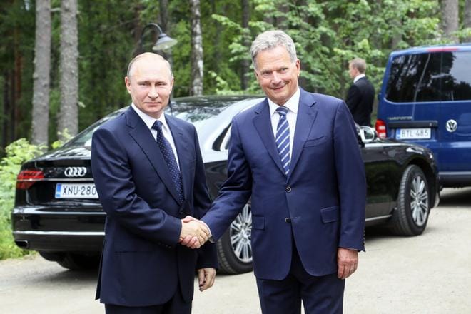 Presidentti Sauli Niinistö (oik.) isännöi Venäjän presidentin Vladimir Putinin Suomen-vierailua heinäkuussa 2017 Punkaharjulla. Kuva: Mauri Ratilainen/Compic