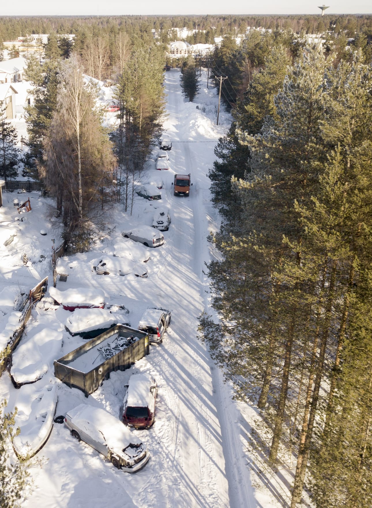 Lumen peittämät autot rajoittavat tietä siten, että aurattua kaistaa mahtuu hädin tuskin ajoneuvo ajamaan yhteen suuntaan.