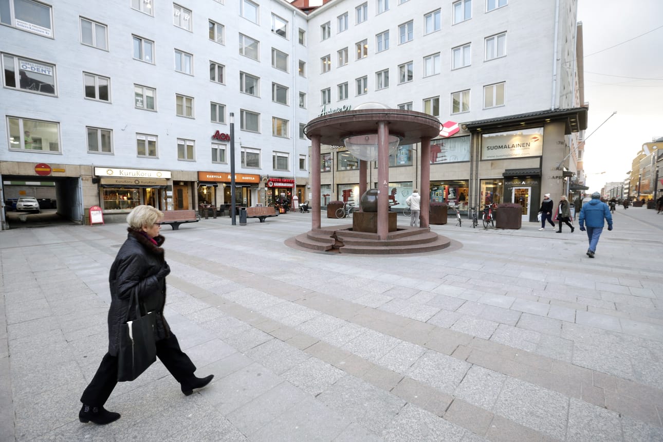 Yksi hissikuiluista tulee Rotuaarin aukiolle.
