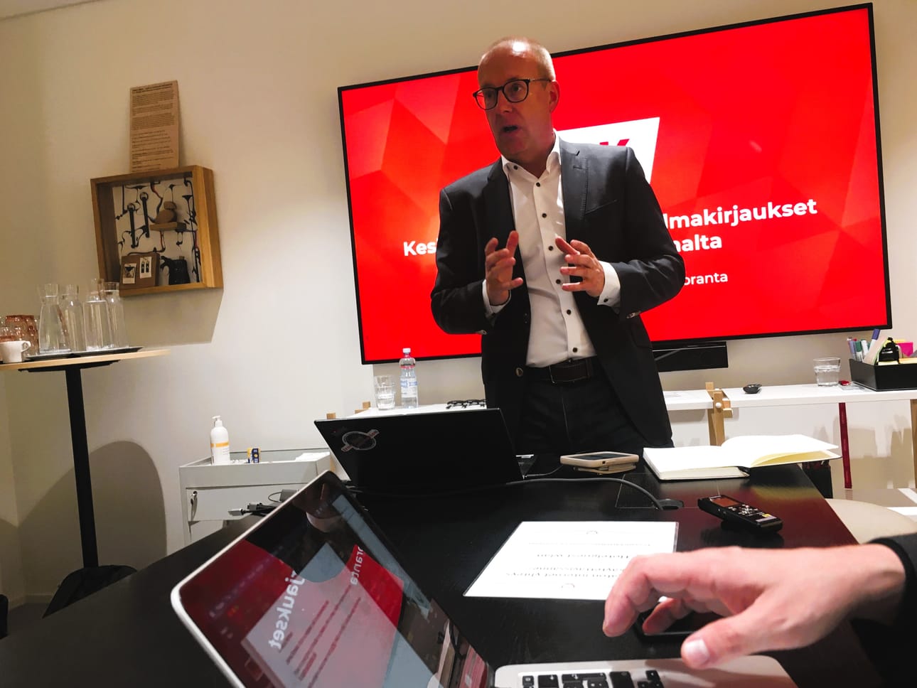 SAK:n puheenjohtaja Jarkko Eloranta on esiintynyt syksyn aikana julkisuudessa melko maltillisesti. Sen sijaan monen SAK:laisen liiton puheenjohtajalta on kuultu suoraa lakkopuhetta Suomen pysäyttämisestä.