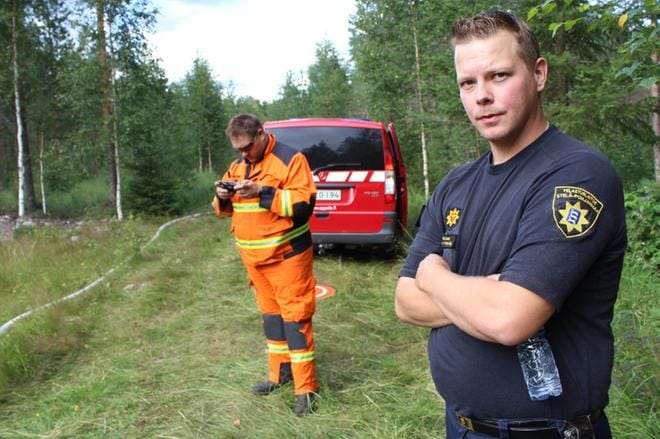 Soinin paloasemalle sijoitettu drone oli apuna Ähtärissä maastopalojen sammutustöissä. Dronen ohjaaminen sujuu muun muassa palomies Juha Vehkamäeltä (etualalla) ja sammutusmies Jari Leipäjoelta.