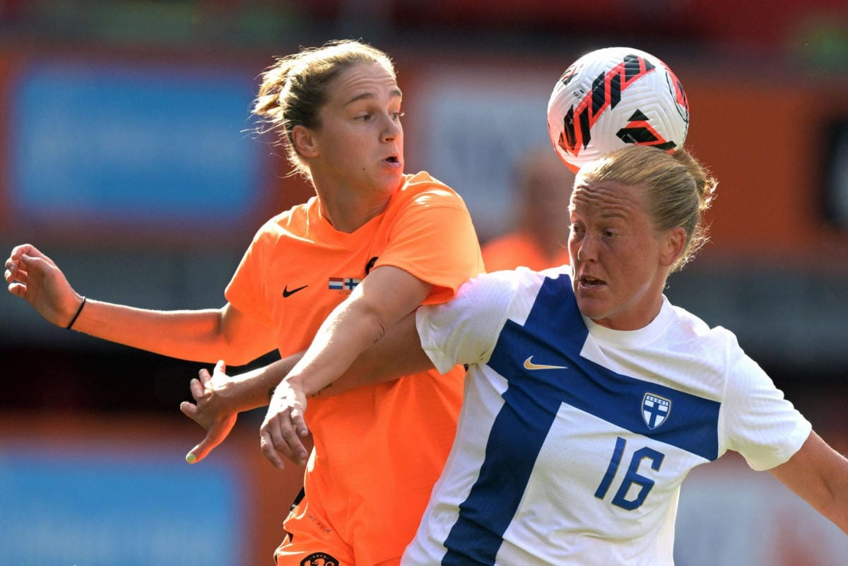 Hollannin Vivianne Miedema (vasemmalla) ei pääse koronatartunnan vuoksi tänään pelaamaan Portugalia vastaan. LEHTIKUVA/AFP