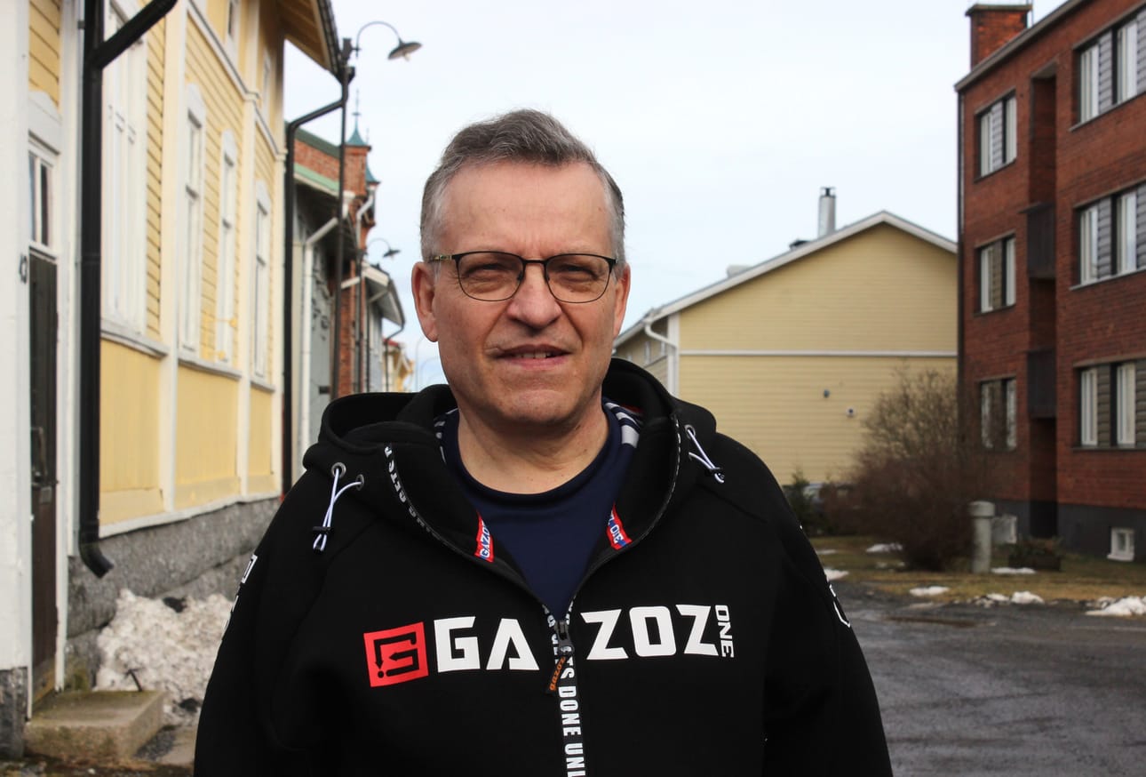Ingemar Eklund on ollut työelämässä 15-vuotiaasta teinipojasta saakka. Stora enson Tiukan tehtaalla hän aloitti vuonna 1987 ja toimii koneenhoitajana tehtaalla. Aikoinaan hän oli myös yksikön pääluottamusmies, mutta luopui pestistä jo vuosia sitten.