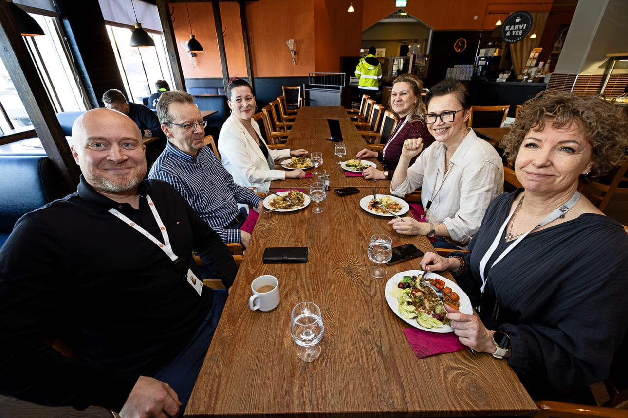Tässä lounastaa kahden eri työpaikan väkeä. Kuvassa vasemmalta alkaen Tero Alanen, Harri Hyytinen, Sanna Pajari, Emma Lehtelä, Virve Hautamaa ja Virpi Autio.