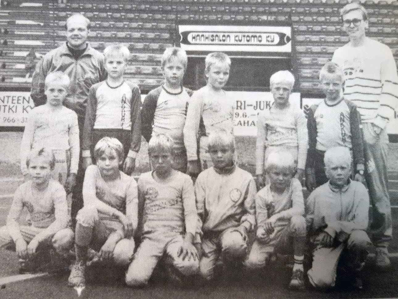 Ankkureiden voittoisa tenavajoukkue. Edessä vas. Juho Hämäläinen, Teemu Turpeinen, Tuomas Tallbacka, Niko Isoniemi, Janne Talvitie ja Tero Mäenpää. Takana vas. Jukka Kjellbäck, Jouni Vesala, Jukka Viitasaari, Jarkko Ojala, Jussi Sillanpää ja Johannes Herttola sekä vas. pelinjohtajista Tapani Pollari ja oik. Tuomo Tallbacka.