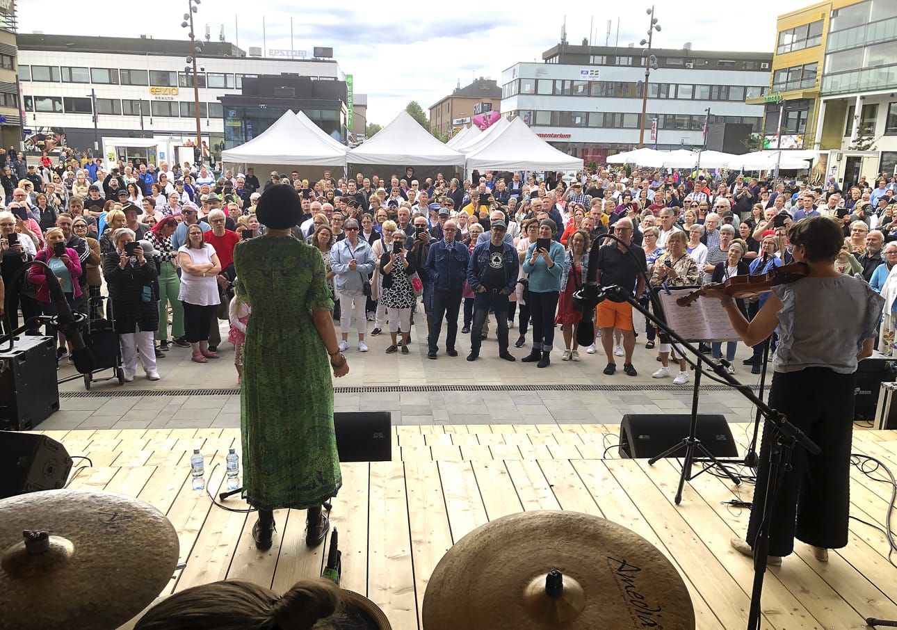 Susanna Erkinheimon ja orkesterin lavanäkymä yleisöön päin.