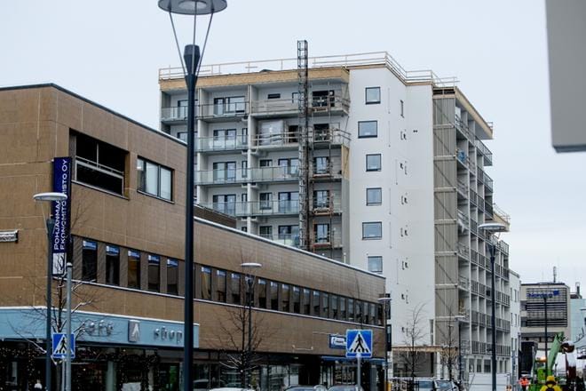 Työt Oma Säästöpankin talon työmaalla etenevät rakentajan mukaan nyt hyvin. Alkuperäisestä aikataulusta jäädään kuitenkin yli puoli vuotta. Taloon muuttavan pankin kannalta tässä ei ole ongelmaa, koska torikin on kesken. KUVA: JAAKKO ELENIUS