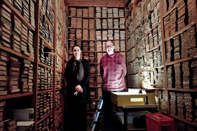V.t. valokuva-amanuenssi Silvia Rinne ja valokuva-assistentti Jens-Ole Hedman kaupunginmuseolla arkistohuoneessa, jossa säilytetään valokuvaaja August Kjerulfin kokoelmaa – noin 100 000 lasinegatiivia. KUVAT: PIRKKO HÖGKULLA