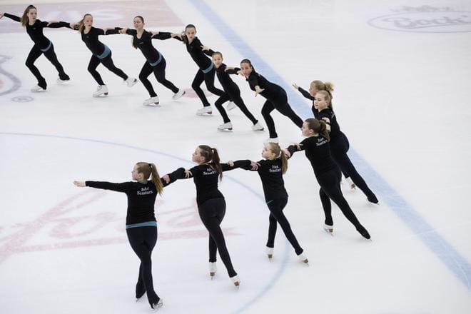 Wasa Team Skaters -muodostelmaluisteluseuran Islet Seastars -joukkueessa luistelevat 12–15 -vuotiaat teinit. KUVAT: JARNO PELLINEN