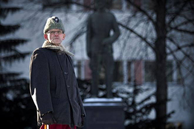 Kalervo Välimaa perinneasussa Mannerheimin patsaalla Seinäjoella. Ratsuväkijuhlan seppeleenlasku Rakuunakivellä on huomenna kello 12.30. Juhlakonsertti alkaa 13.30 Seinäjoki-salissa. KUVA: TOMI KOSONEN