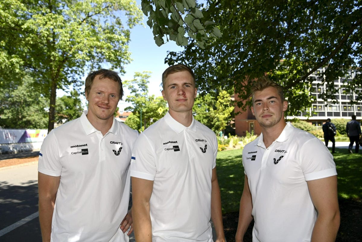 Keihäänheittäjät Lassi Etelätalo (vas), Oliver Helander sekä Toni Keränen Suomen yleisurheilumaajoukkueen ennakkoinfossa Eugenessa. LEHTIKUVA / VESA MOILANEN