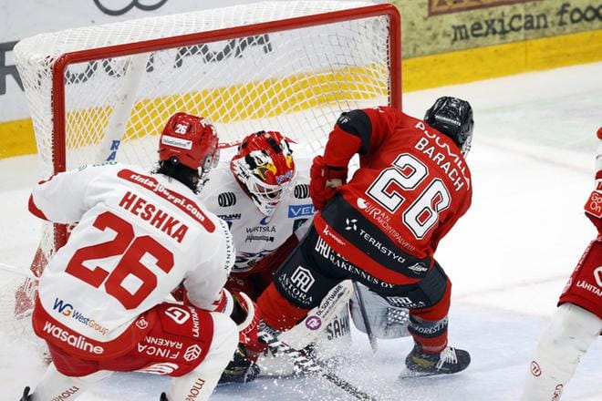 Sportin Shaun Heshka (edessä) yritti estää Ässien Derek Barachia pääsemästä joukkueensa maalille. Arkistokuva.