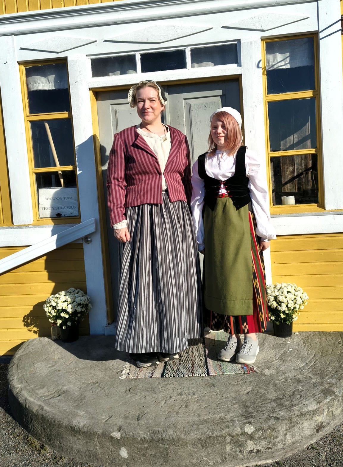 Hyvinkääläiset Mia Lääti ja Nette-tytär pääsivät Isonkyrön 1700-luvun markkinahenkeen myös vaatetuksen osalta.
