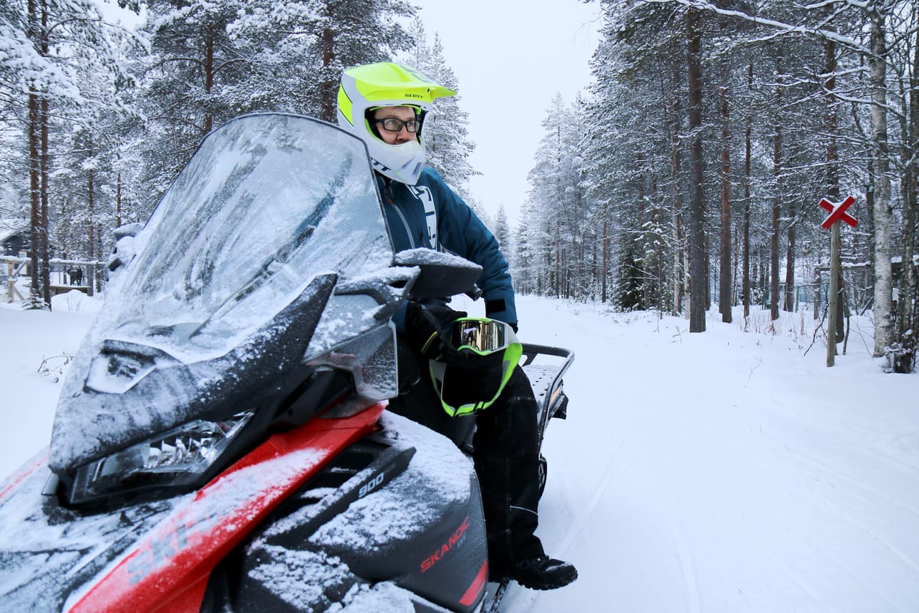 Sodankyläläinen kokenut kelkkailija Jani Sipola oli juuri ennen lumivyöryn alkua siirtynyt pois vyöryalueelta Pohjois-Ruotsissa. Tässä kuvassa hän on kotimaisemissaan Sodankylässä.