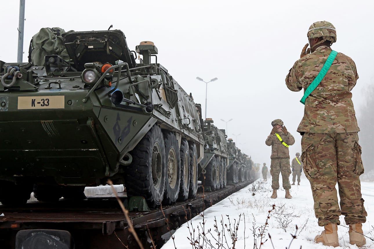 Yhdysvaltain armeijan kuvassa näkyviä Stryker-miehistönkuljetusvaunuja osallistui Arrow 16 -harjoitukseen.