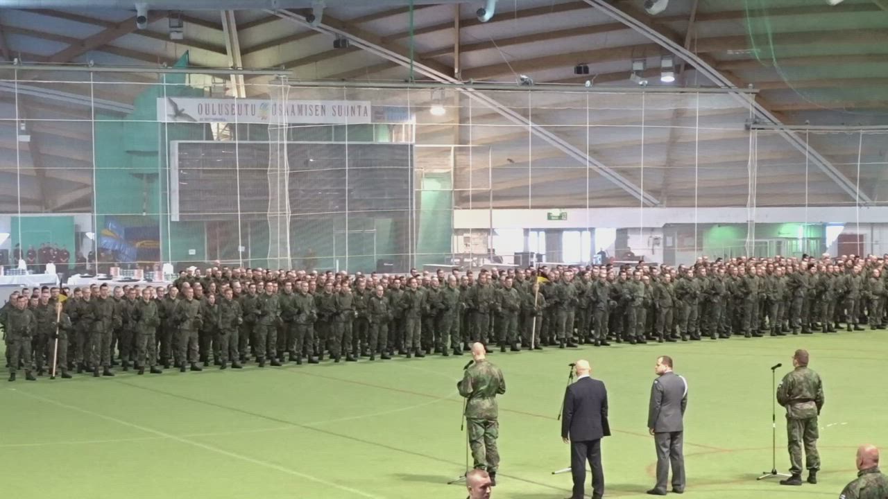 Lukija otti videolle sotilasvalatilaisuuden Ouluhallissa