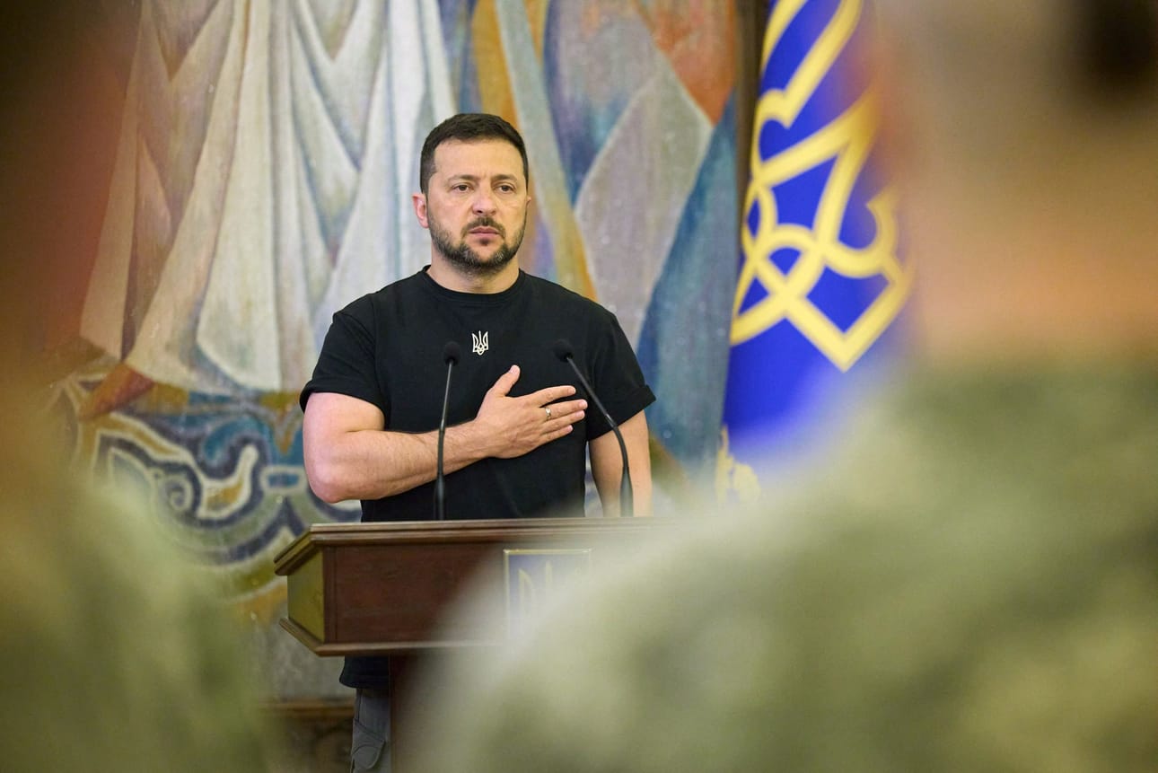 Presidentti Zelenskyin mukaan erottaminen johtuu aluejohtajiin kohdistuvista korruptiosyytöksistä. Zelenskyi kutsui viestissään lahjontaa sodan aikana maanpetokseksi. LEHTIKUVA / AFP / Handout / Ukrainan presidentinkanslia