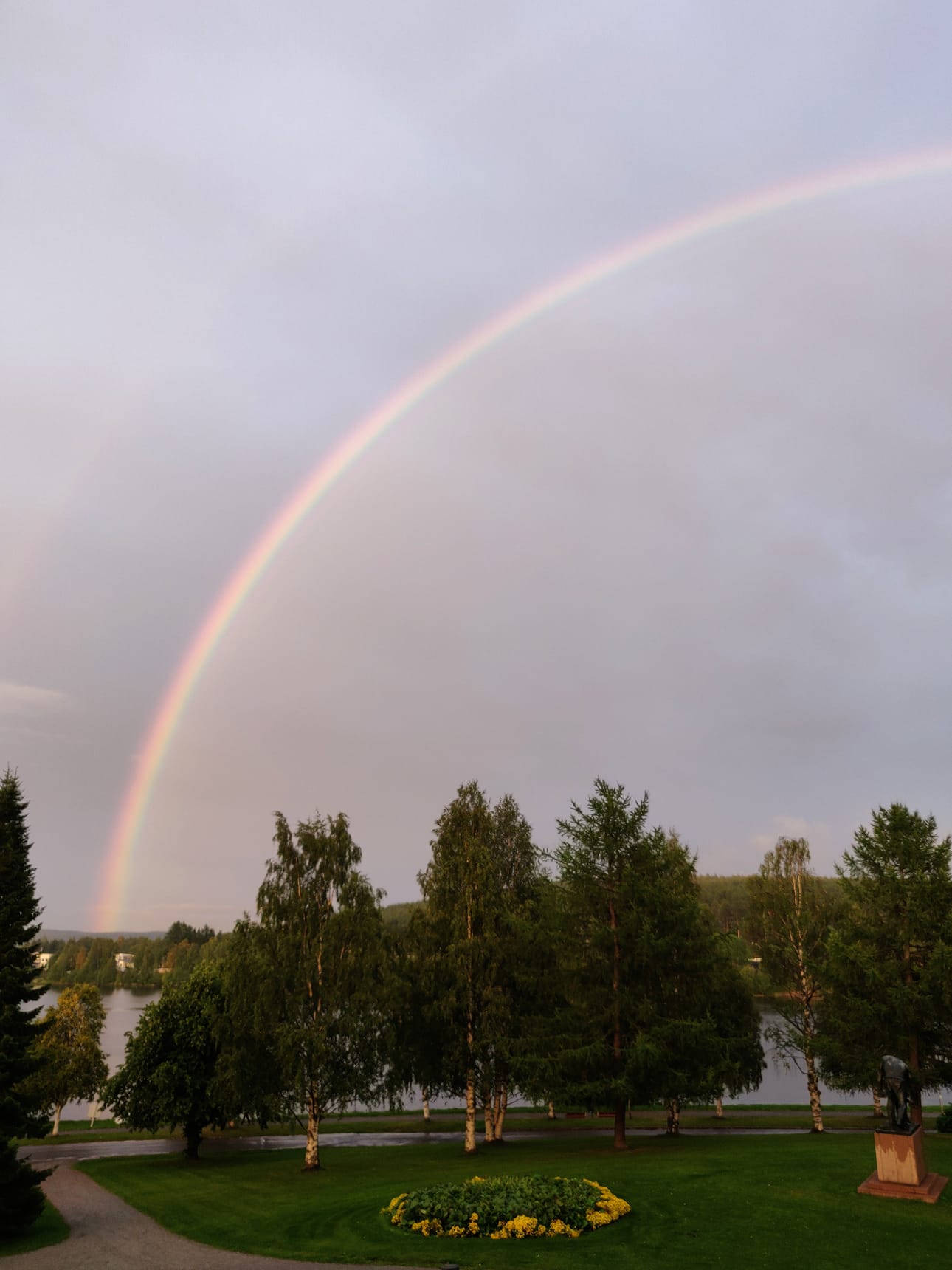 Petri Vierimaa kuvasi sateenkaaren Ounaspuistikosta.