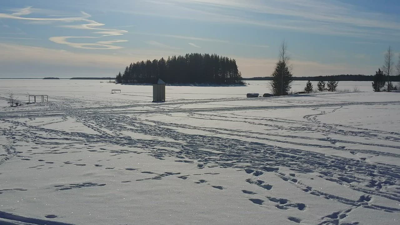 Oulujärvellä vietetään hiihtolomaa auringonpaisteessa