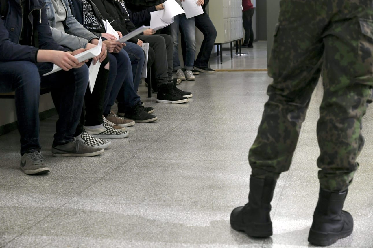 Nuorten fyysisen ja psyykkisen kunnon heikentymisen odotetaan näkyvän varuskunnissa. Arkistokuvassa tulevia varusmiehiä jonottomassa lääkärintarkastukseen. LEHTIKUVA / MARKKU ULANDER