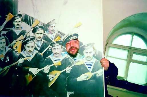 Perusmitka. Dmitri Shagin, joka kurkistaa tintamareskin läpi, on koko taiteilijaryhmän keskushenkilö.
