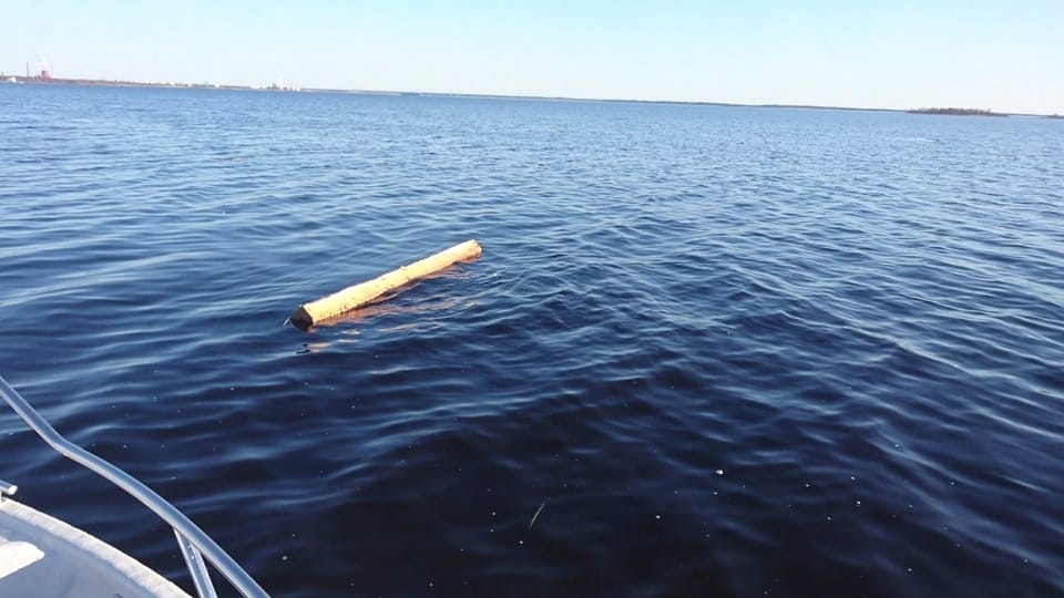 Lukijan lähettämässä kuvassa meressä kelluu tukkeja Rajahaudan ja Toppilansalmen kohdalla.