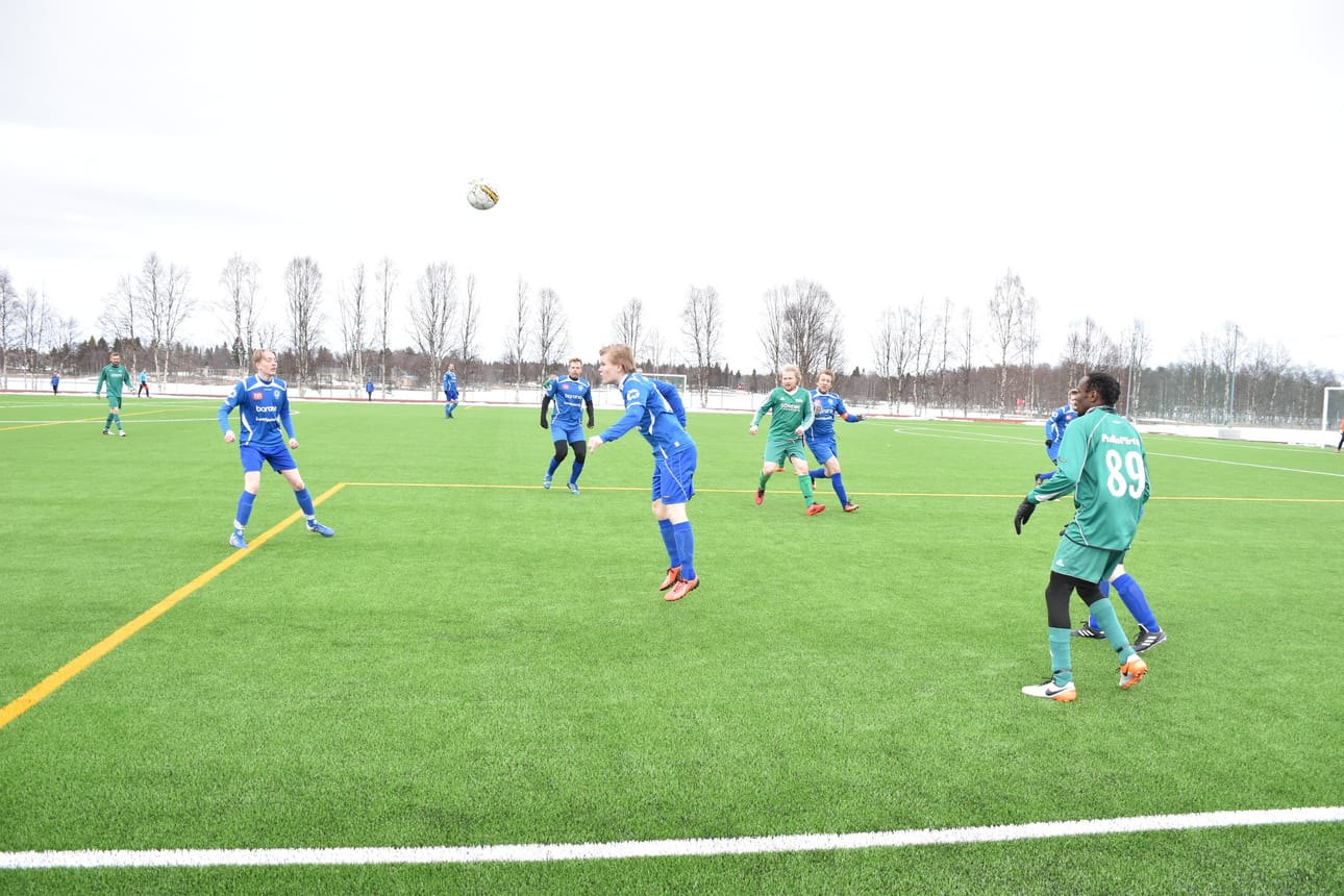 FC PaKan kotiavaus ei kulkenut suunnitelmien mukaan. Palloa puskemassa Mika Pesonen.