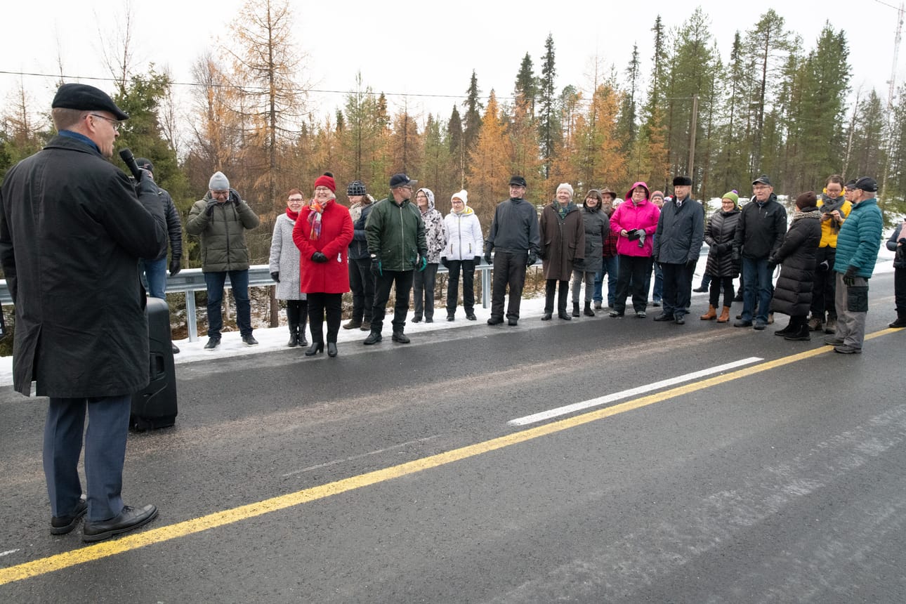Paikalle tulleet ihmiset iloitsivat, kun heillä vihdoinkin on kunnon tie, jota rospuuttokelit eivät enää haittaa.