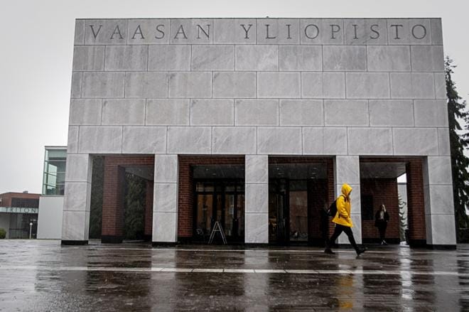 Vaasan yliopiston vaihto-opiskelijat tiesivät, mitkä ovat korona-ajan pelisäännöt kaupungissa. Joukkojuhliin viikonvaihteessa osallistuneita ne eivät kiinnostaneet. ARKISTOKUVA