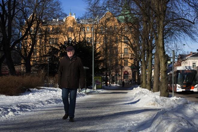 Kahdeksantoista vuotta eläkkeellä ollut vaasalainen Heikko Ketola on huolissaan siitä, miten minimieläkkeitä saavat pärjäävät. KUVA: MINNA ANTILA