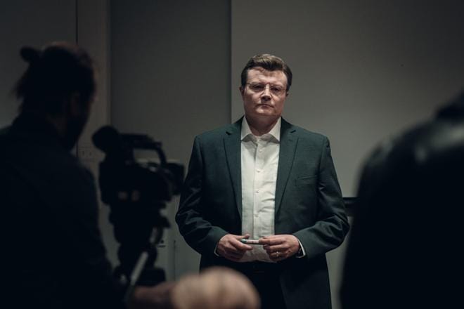 Tositapahtumiin perustuvassa Keisari Aarniossa Jari Aarnion roolissa on Kari Hietalahti. KUVA: Nelonen