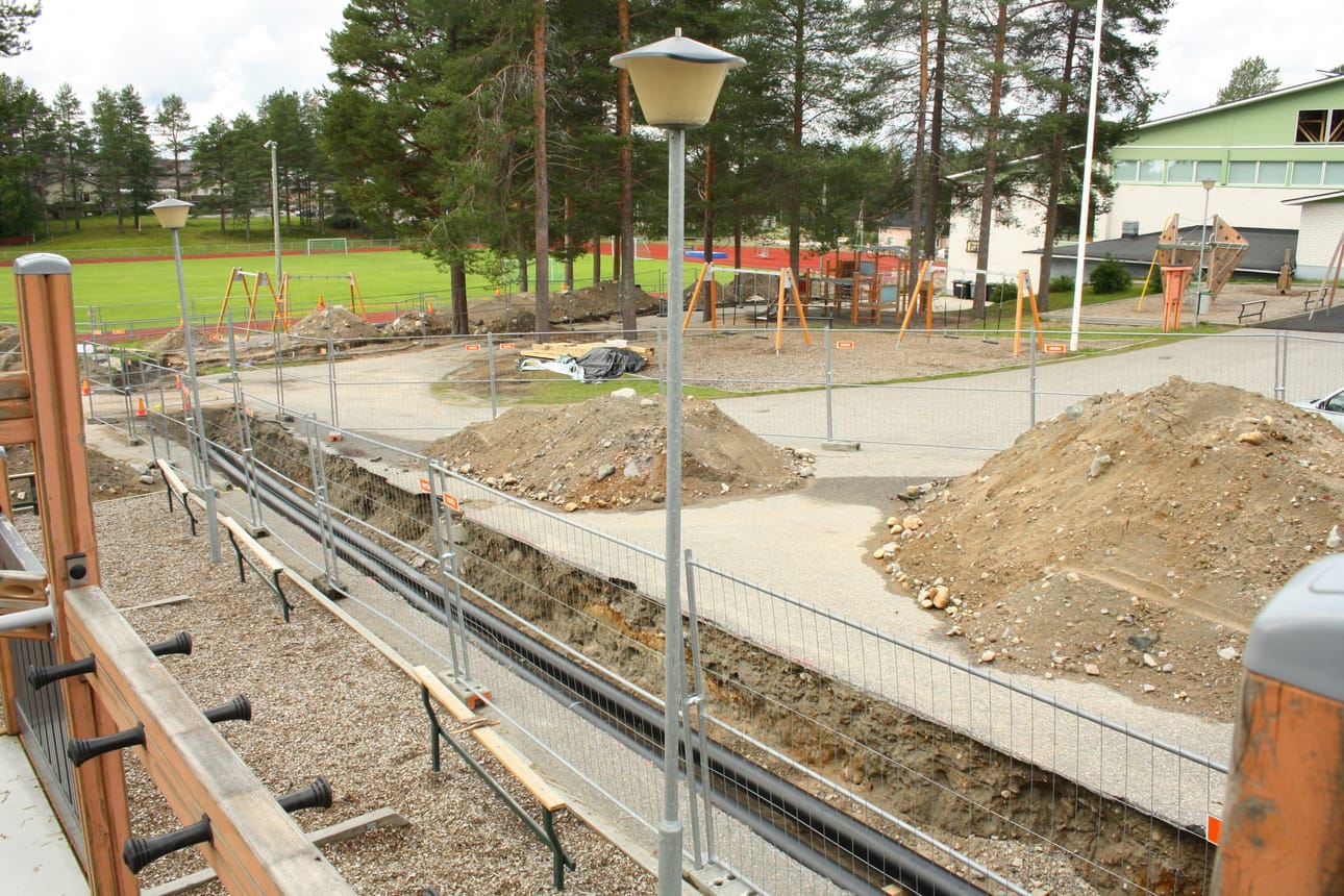 Kaukolämpölinjan kaivannon suojana Posion koulukeskuksen pihalla on ollut aita joka puolella. Oikealla on lukiorakennus. Koulujen syyslukukausi alkaa Posiolla, tiistaina, Kuusamossa keskiviikkona ja Taivalkoskella torstaina.