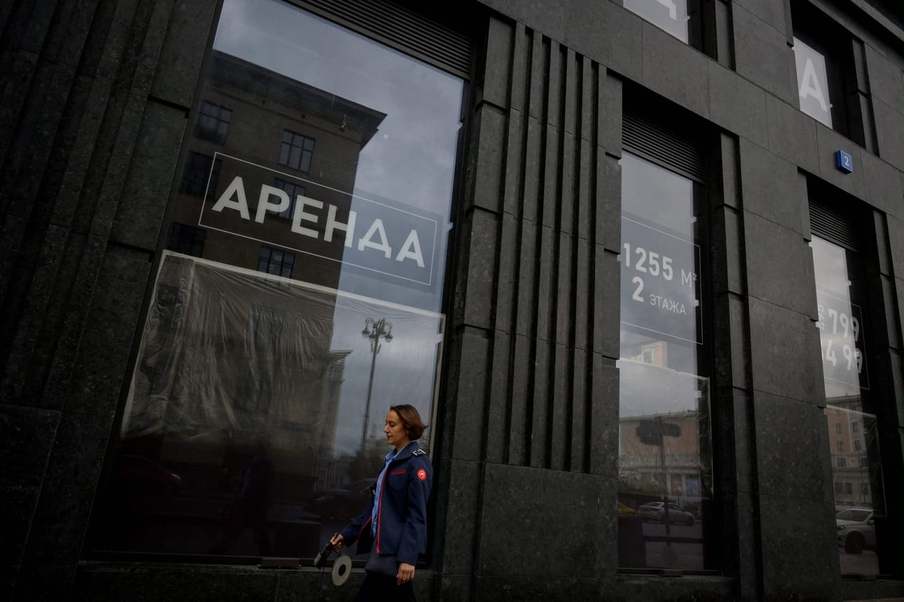 Ennusteen mukaan Venäjän taloudessa on edessä pitkä ja osin kivulias sopeutuminen aiempaa matalampaan tulotasoon. Kuva Moskovasta syyskuulta. LEHTIKUVA/AFP