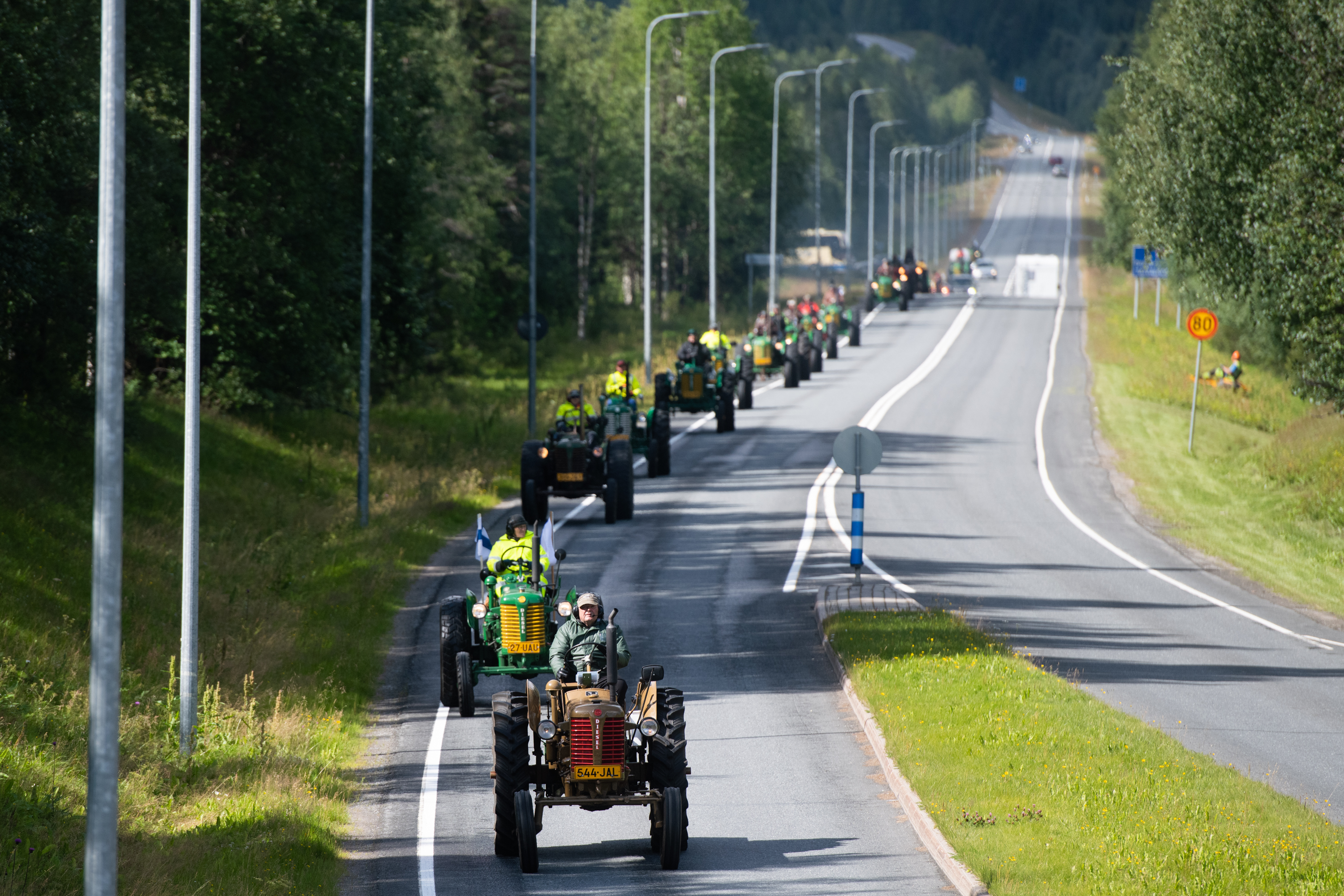 Nostalginen traktorimarssi Raahesta nousee tänään Rukan huipulle ennätyksellisessä 26 Zetorin letkassa – 50-luvun traktorilla ajo on kerholaisten mukaan nautinto: "Maisemat näkee eri tavalla, soiden ja metsien tuoksun aistii"