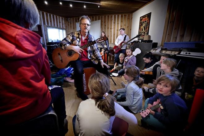 Äänityssessiota ohjaava Janos Tisza on Nopankylässä tuttu näky. Hän käy koululla pitämässä lasten musiikkikerhoa. KUVAT: KARI LÖFHJELM