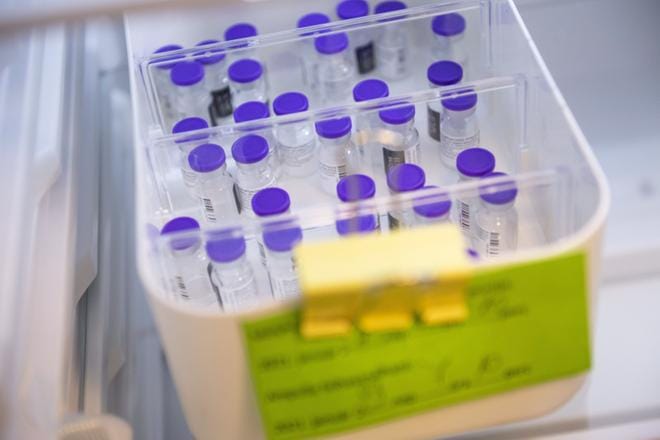Pfizerin ja Biontechin koronarokotteen toimitusvaikeudet vaikuttavat rokotusaikatauluihin ympäri Eurooppaa. Kuvassa rokotepulloja unkarilaisessa Szent Imren yliopiston opetussairaalassa. KUVA: EPA/MARTON MONUS
