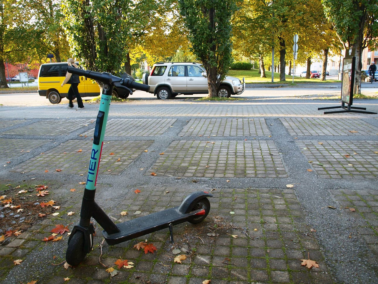 Sähköpotkulautoihin kohdistuvaan ilkivaltaa ja väärinkäyttöä voidaan pyrkiä vähentää monin eri tavoin. Myös tavallisen kadulla kulkijan ilmoitus sääntöjen vastaisesta toiminnasta voi johtaa seurauksiin. Arkistokuva: Katja Lahti