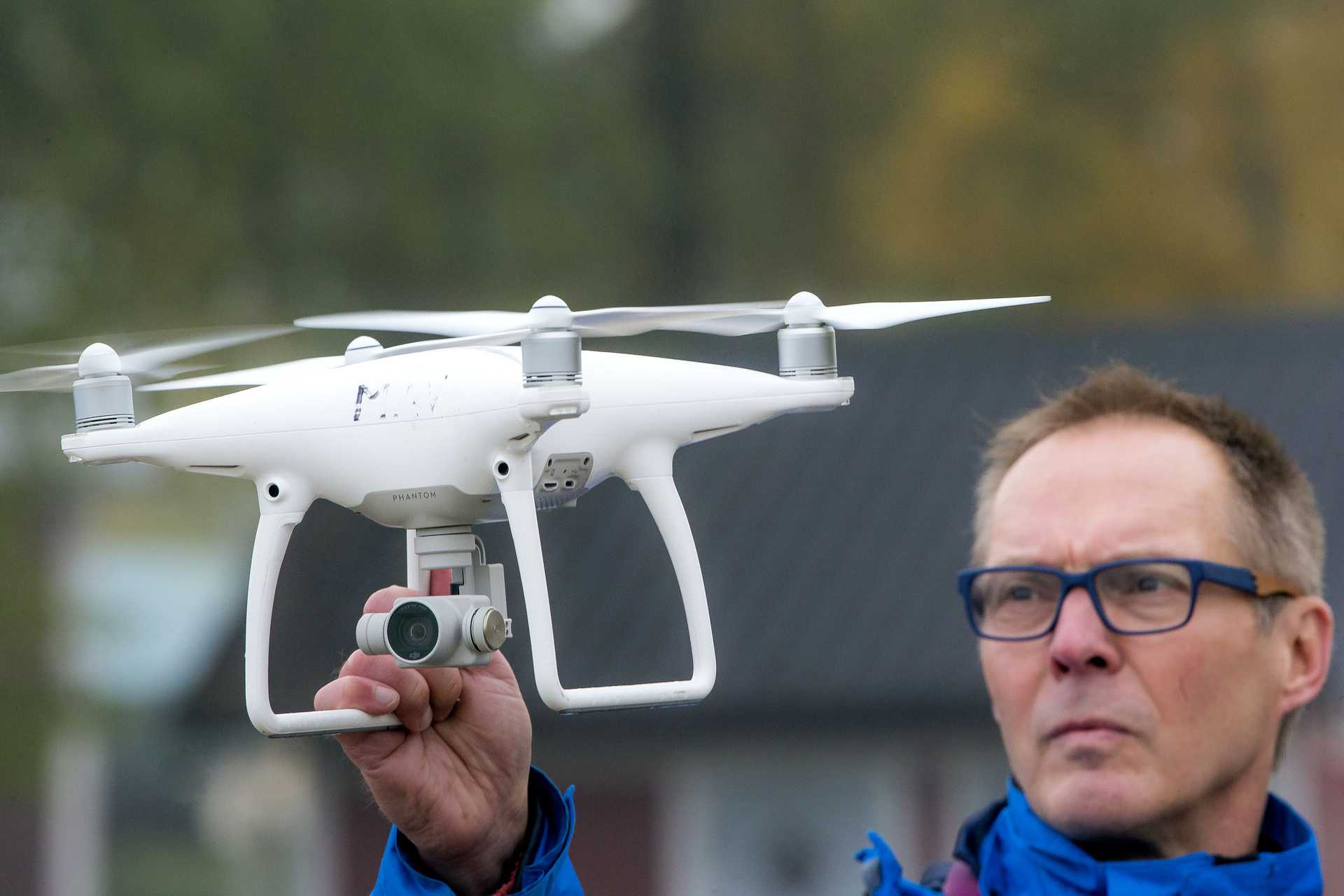 Mauri Välimäki hankki ensimmäisen dronensa puolitoista vuotta sitten. Nyt hän lentelee enimmäkseen Phantom4:lla, jonka voi ohjelmoida lentämään juuri tarkalleen tietyn reitin ja kuvaamaan juuri tarkalleen siellä missä halutaankin.