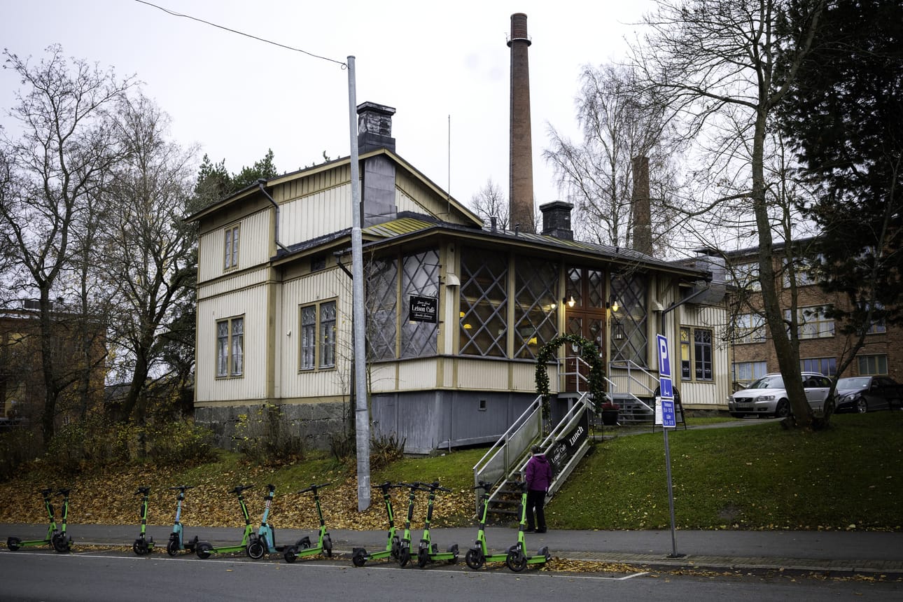 Leison Cafe toimii historiallisessa ja tunnelmallisessa talossa. Yrityksen liiketoiminta on myynnissä.