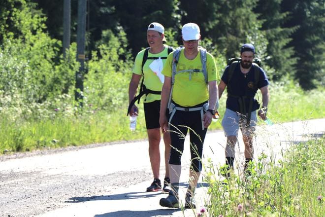 Porottava aurinko haastaa Lappajärven ympäri kävelevät. Vesa Koivunen johdatti joukkoa Sami Alasaran ja Sam Leijonanmielen seuratessa. KUVA: SAILA COLLANDER