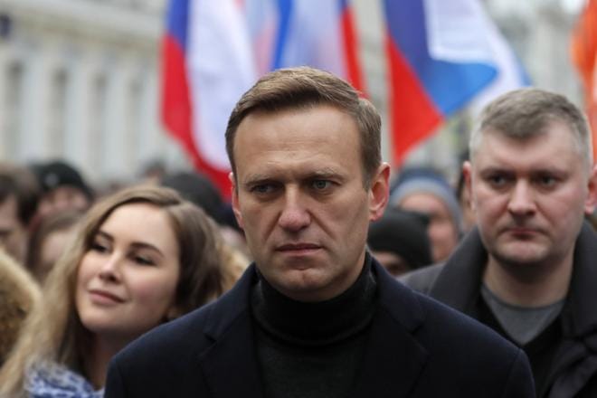 Ennen murhayritystä Aleksei Navalnyi oli Venäjällä täydessä toiminnassa. Kuvassa hän johtaa murhatun oppositiopoliitikon Boris Nemtsovin muistomarssia tämän kuoleman viisivuotispäivänä 29. helmikuuta KUVA: Yuri Kochetkov/EPA