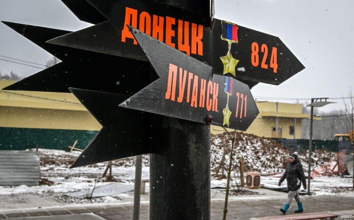 Moskovan ulkopuolella kuvattu kyltti osoittaa Itä-Ukrainan separatistialueille Donetskiin ja Luhanskiin. Venäläinen palkkasotilasyhtiö Wagner on lähettänyt henkilöstöään itäiseen Ukrainaan. LEHTIKUVA/AFP