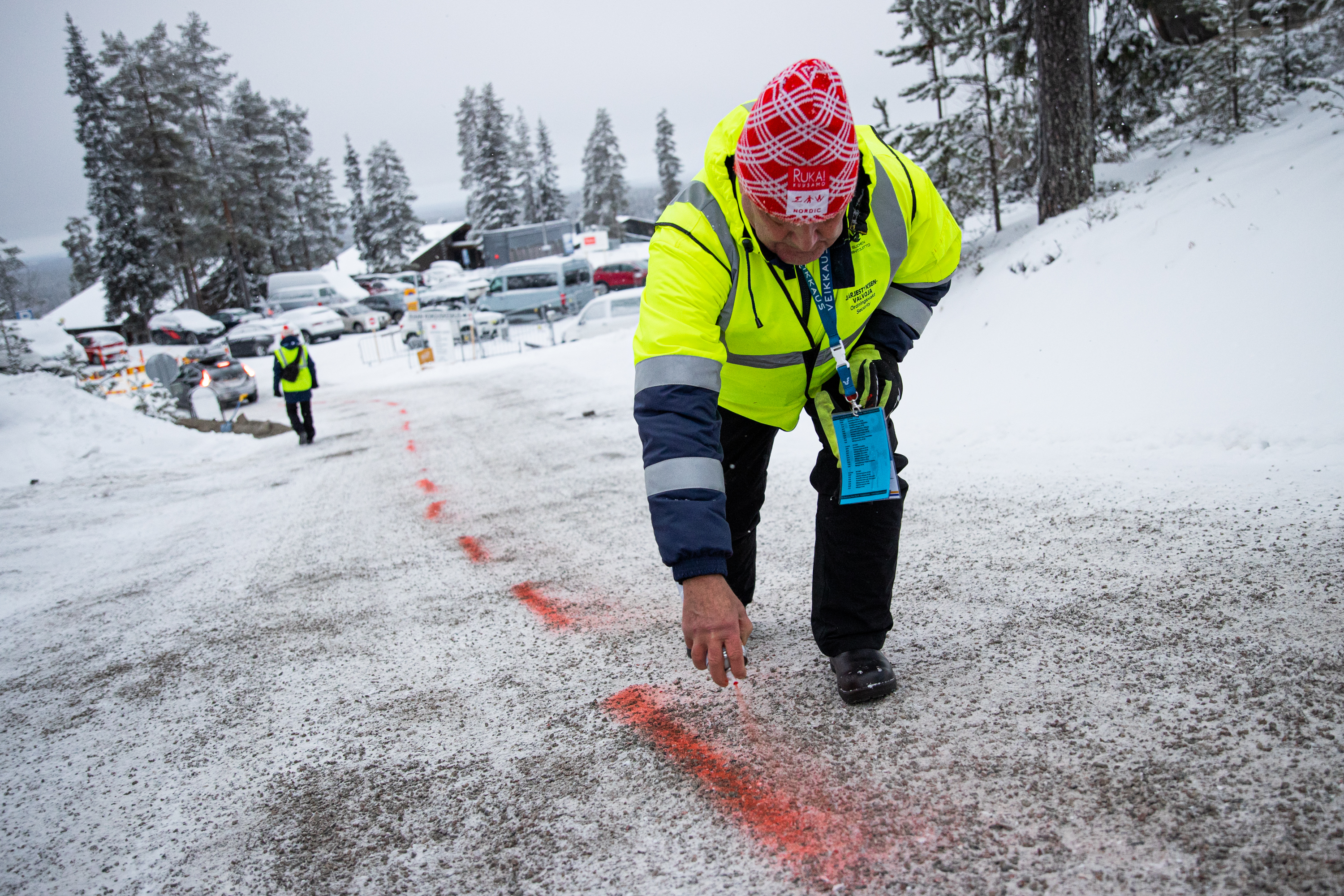 Punainen viiva jakaa kulkijat – Ruka Nordicin kokeneet talkoolaiset ohjeistavat yleisöä pukeutumaan lämpimästi