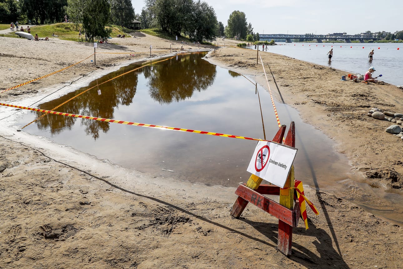 Tässä vaiheessa ei ole syytä epäillä, että varsinainen uimavesi hiekkasaarekkeen takana olisi huonolaatuista.