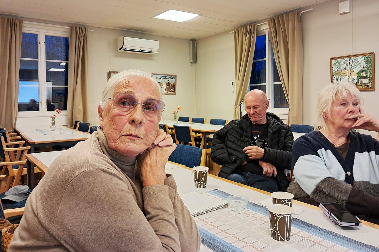 Lena Estola Parviainen, Kurt Hulkoff ja Pia Hulkoff mietteliäinä Ruotsin puolen Karungissa pidetyssä Karhakkamaan tuulivoimalan osayleiskaavan esittelytilaisuudessa.