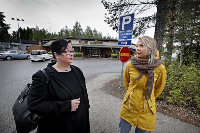 Kasperi-Kivistö-seuran varapuheenjohtaja Sari Koukkari ja puheenjohtaja Jenna Knuts kertovat, että lasten kesälounaspassin järjestäminen on mahdollista Toimintojen talon yhteistyön avulla. KUVA: KARI LÖFHJELM